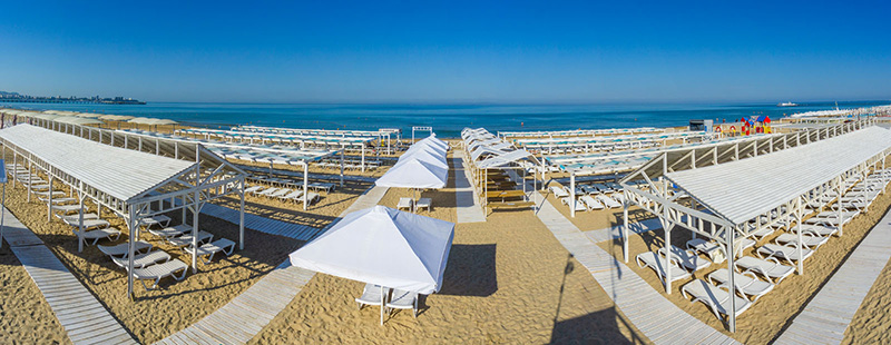 Песчаный пляж сантория Родник